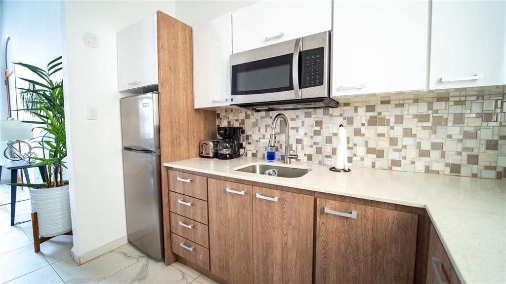 For Sale: $575,000 (1 beds, 1 baths, 823 Square Feet)