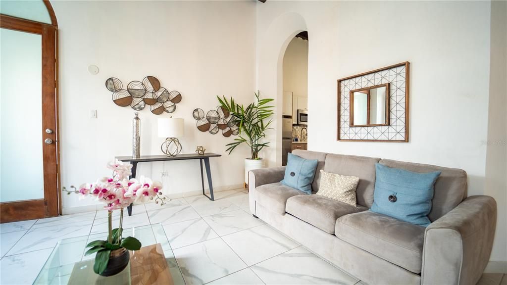 For Sale: $575,000 (1 beds, 1 baths, 823 Square Feet)