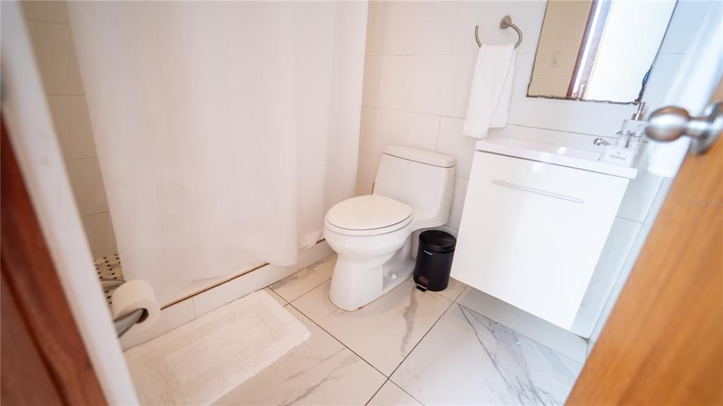 For Sale: $575,000 (1 beds, 1 baths, 823 Square Feet)