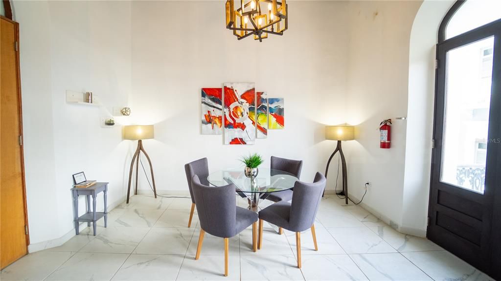 For Sale: $575,000 (1 beds, 1 baths, 823 Square Feet)