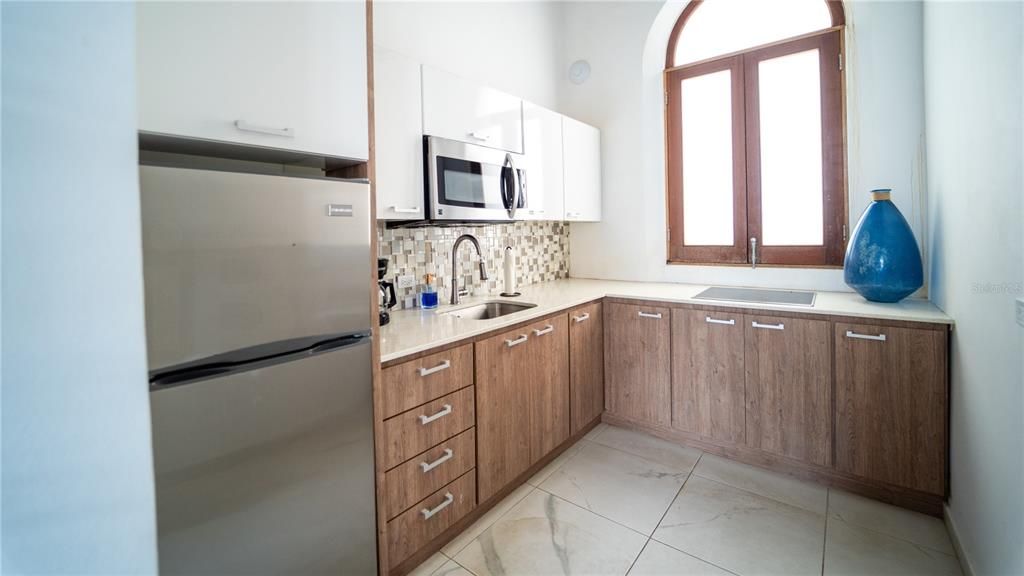 For Sale: $575,000 (1 beds, 1 baths, 823 Square Feet)