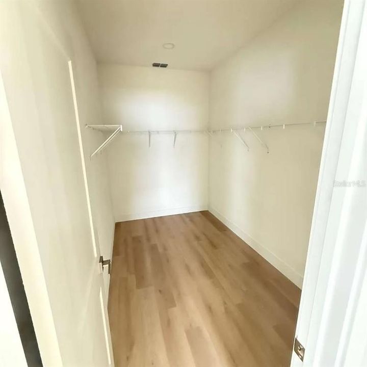 Под контрактом: $3,395 (3 спален, 2 ванн, 2000 Квадратных фут)