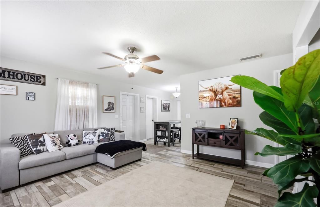 For Sale: $329,900 (3 beds, 1 baths, 1200 Square Feet)