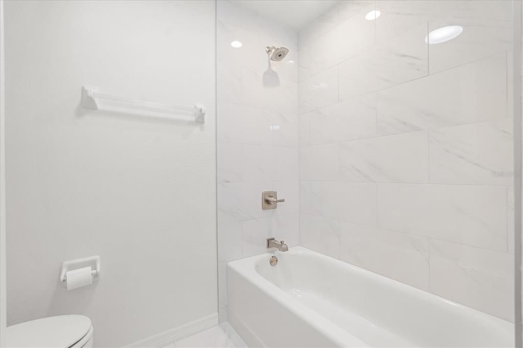 En Venta: $902,000 (4 camas, 2 baños, 2610 Pies cuadrados)