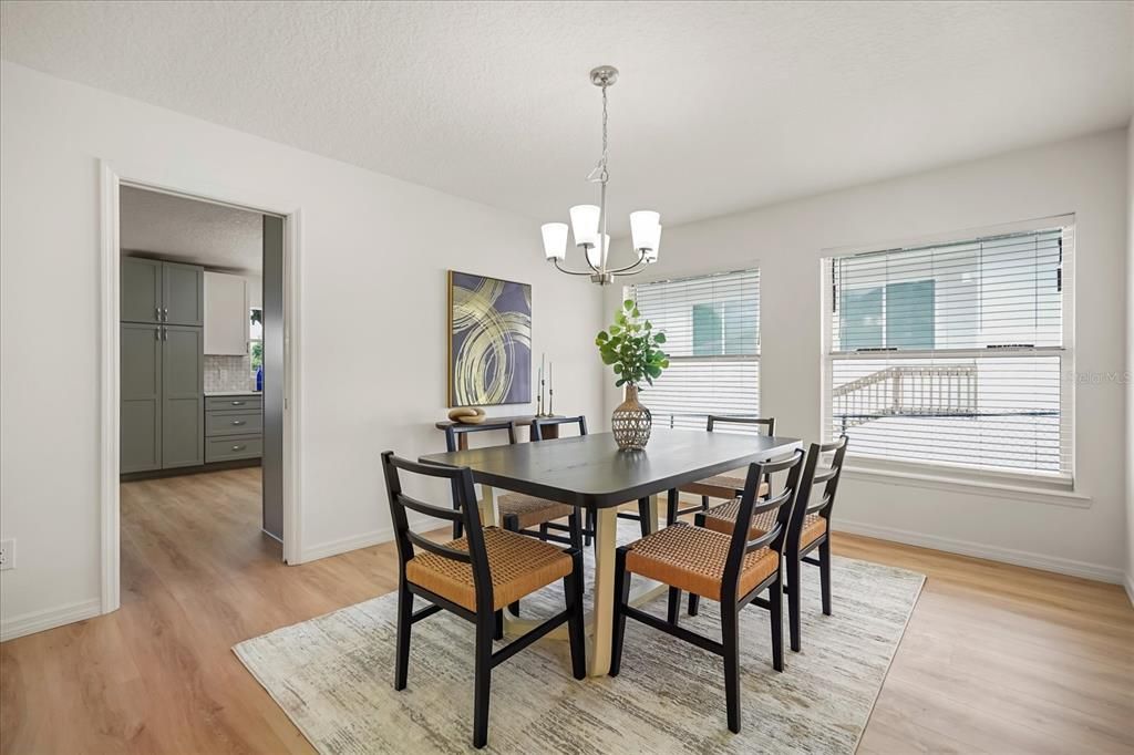 En Venta: $902,000 (4 camas, 2 baños, 2610 Pies cuadrados)