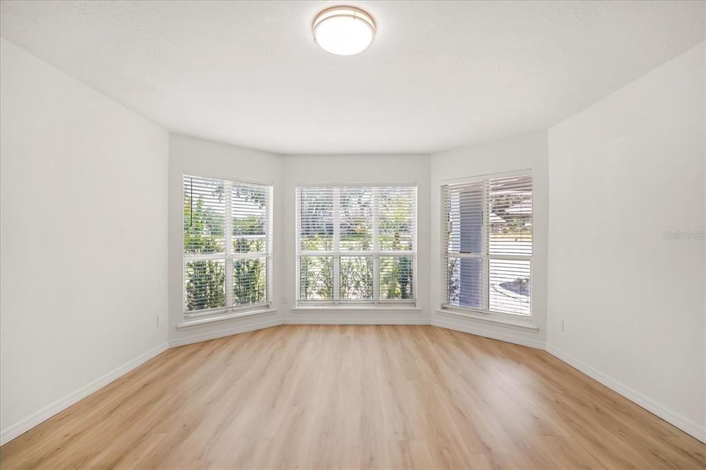 En Venta: $902,000 (4 camas, 2 baños, 2610 Pies cuadrados)