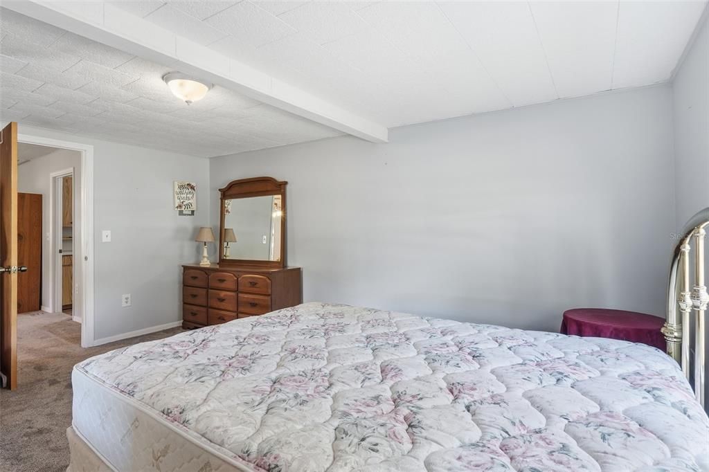 For Sale: $187,800 (2 beds, 1 baths, 1308 Square Feet)