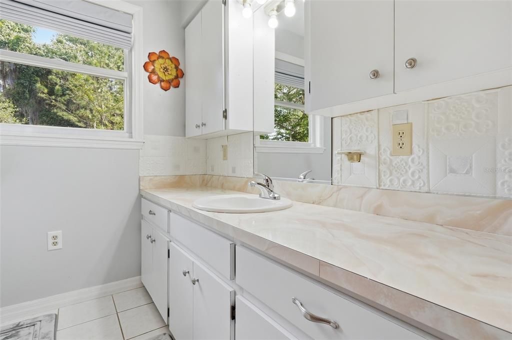 For Sale: $187,800 (2 beds, 1 baths, 1308 Square Feet)