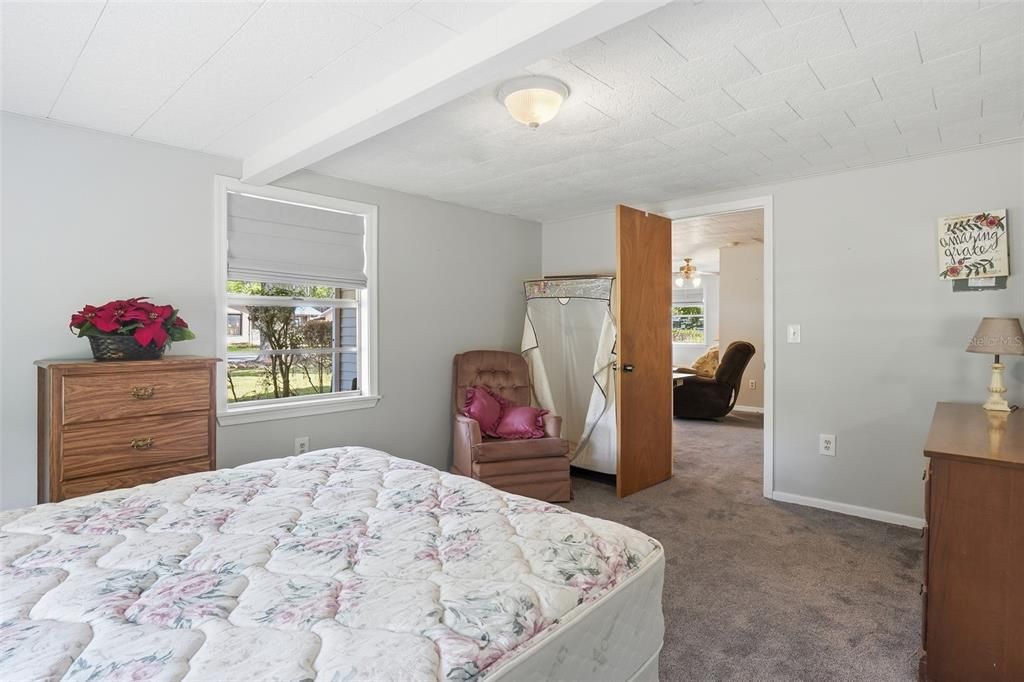 For Sale: $187,800 (2 beds, 1 baths, 1308 Square Feet)