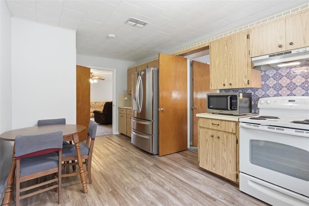 For Sale: $187,800 (2 beds, 1 baths, 1308 Square Feet)