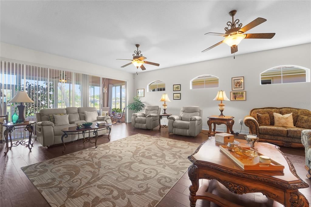 En Venta: $374,900 (3 camas, 2 baños, 2314 Pies cuadrados)