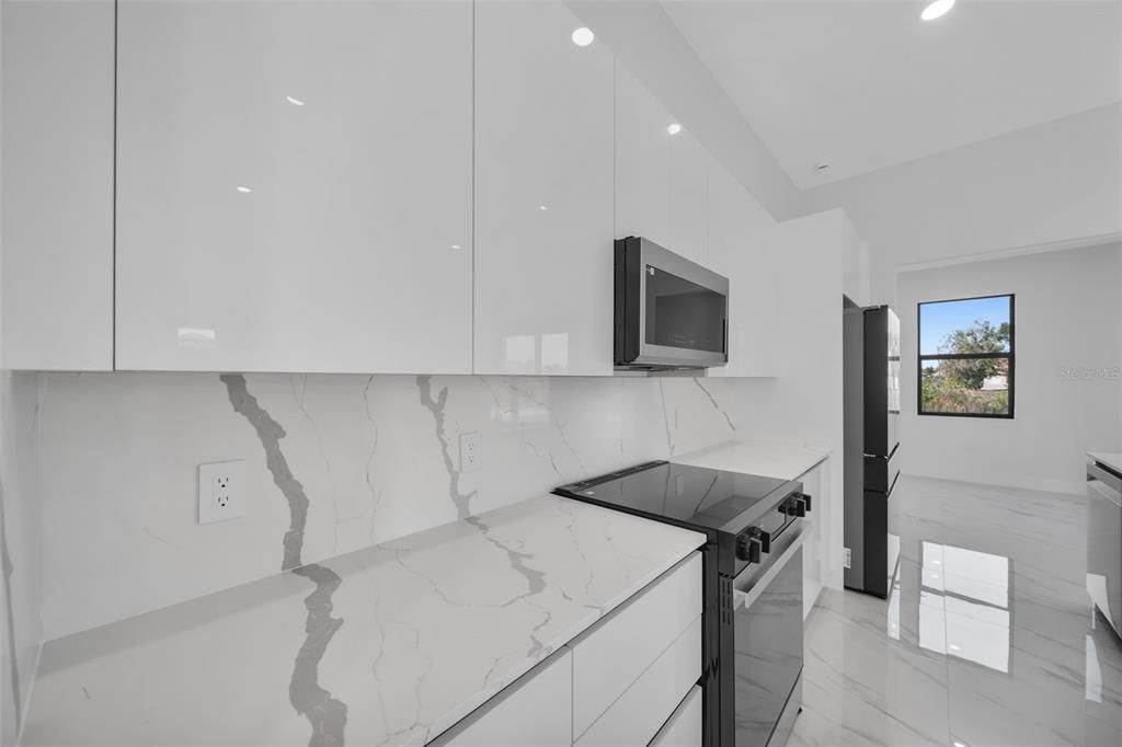 На продажу: $389,000 (3 спален, 3 ванн, 1621 Квадратных фут)