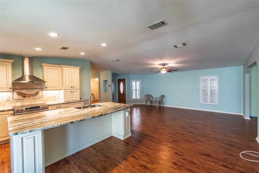 Active With Contract: $335,000 (3 beds, 2 baths, 1890 Square Feet)