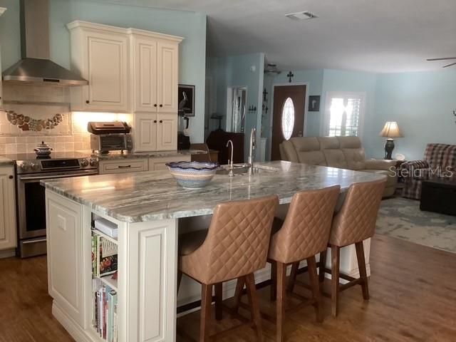 Active With Contract: $335,000 (3 beds, 2 baths, 1890 Square Feet)