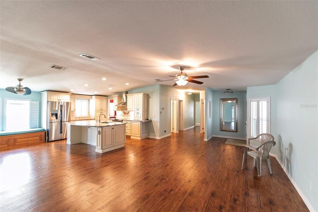 Active With Contract: $335,000 (3 beds, 2 baths, 1890 Square Feet)