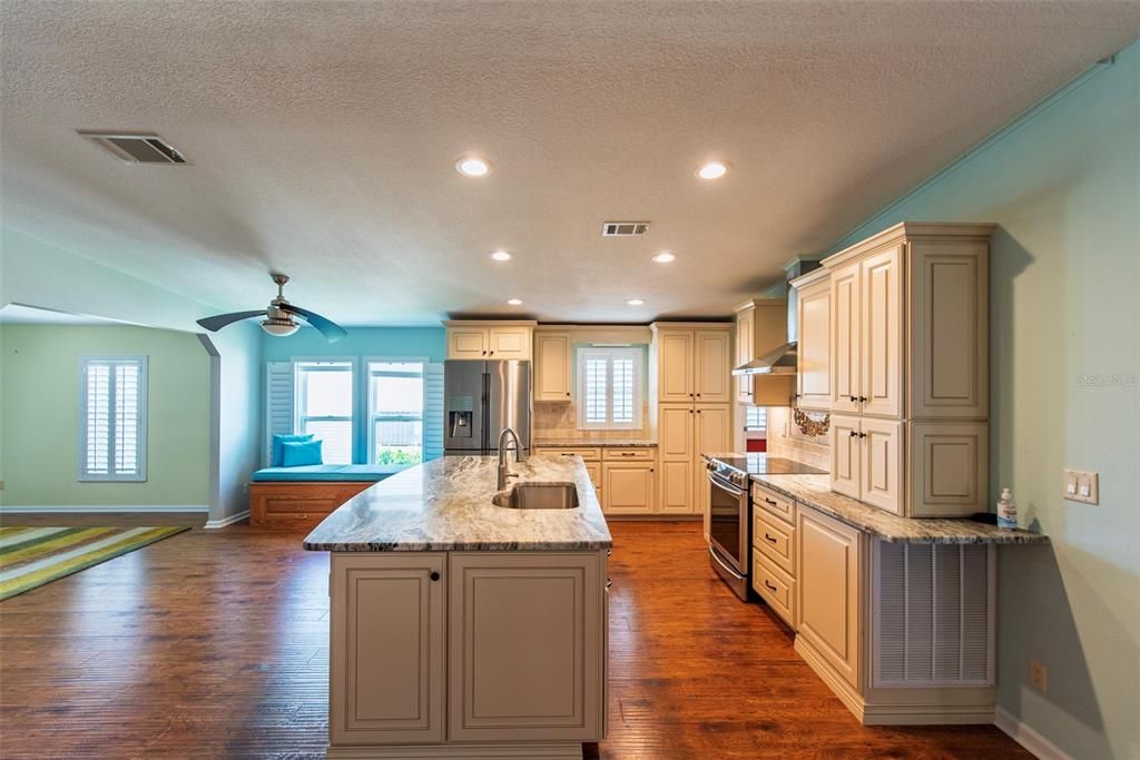 Active With Contract: $335,000 (3 beds, 2 baths, 1890 Square Feet)