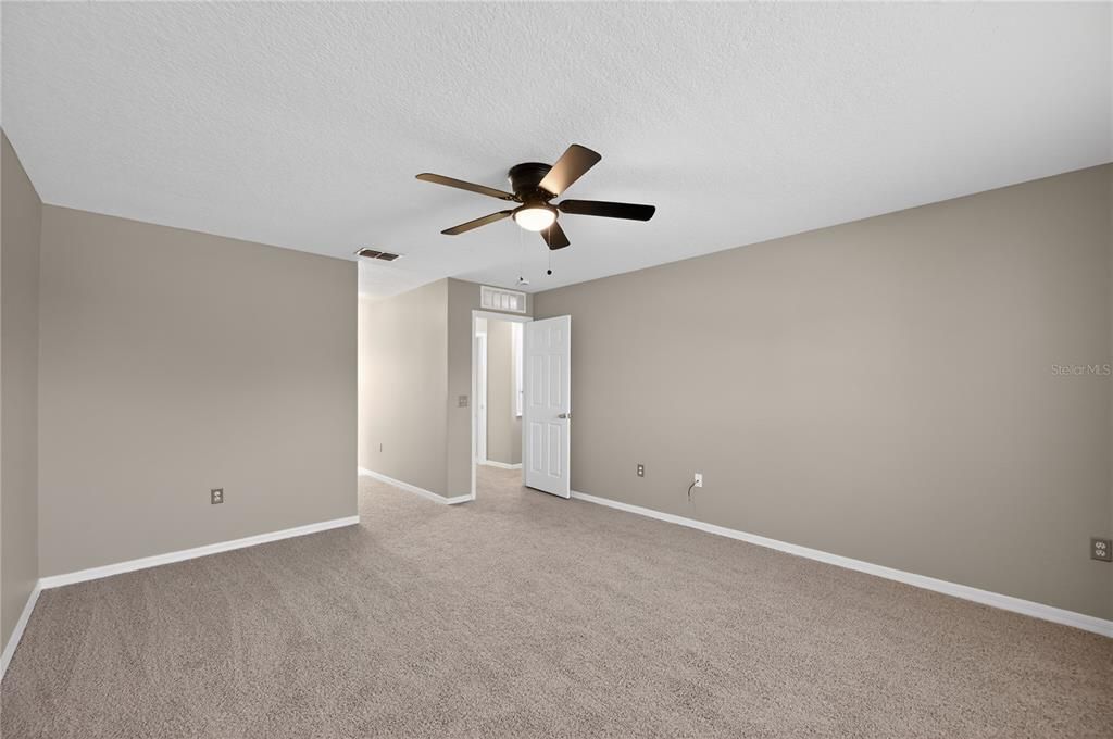 Activo con contrato: $344,900 (4 camas, 2 baños, 2512 Pies cuadrados)
