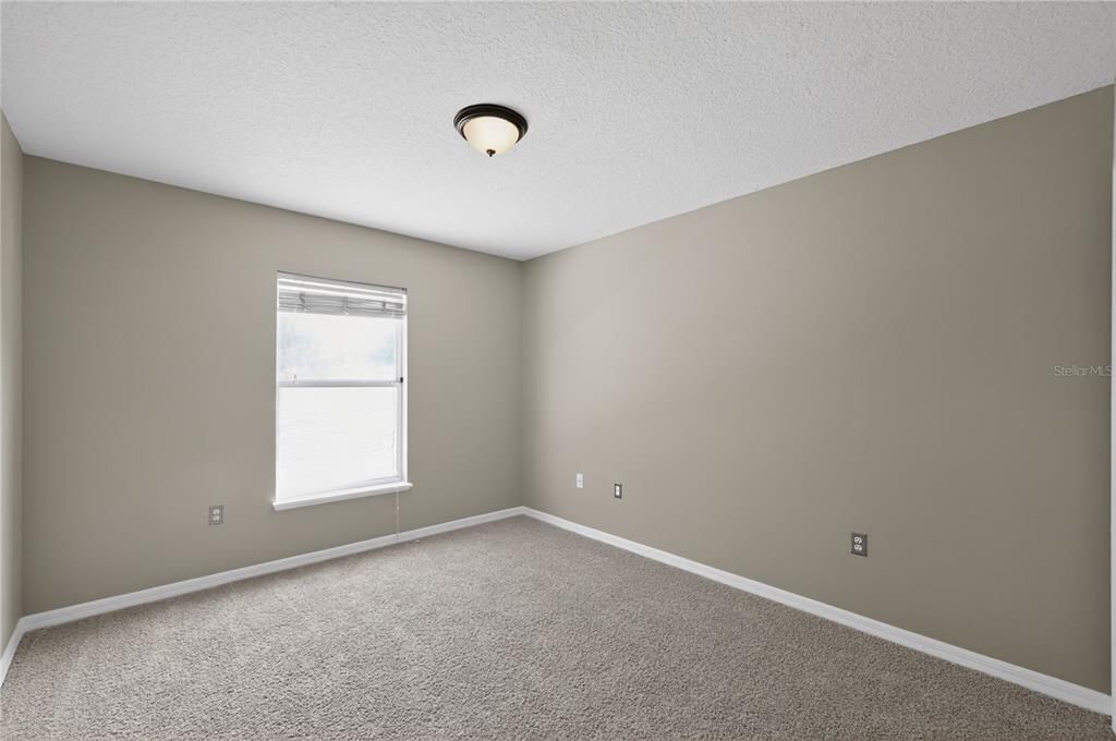 Activo con contrato: $344,900 (4 camas, 2 baños, 2512 Pies cuadrados)