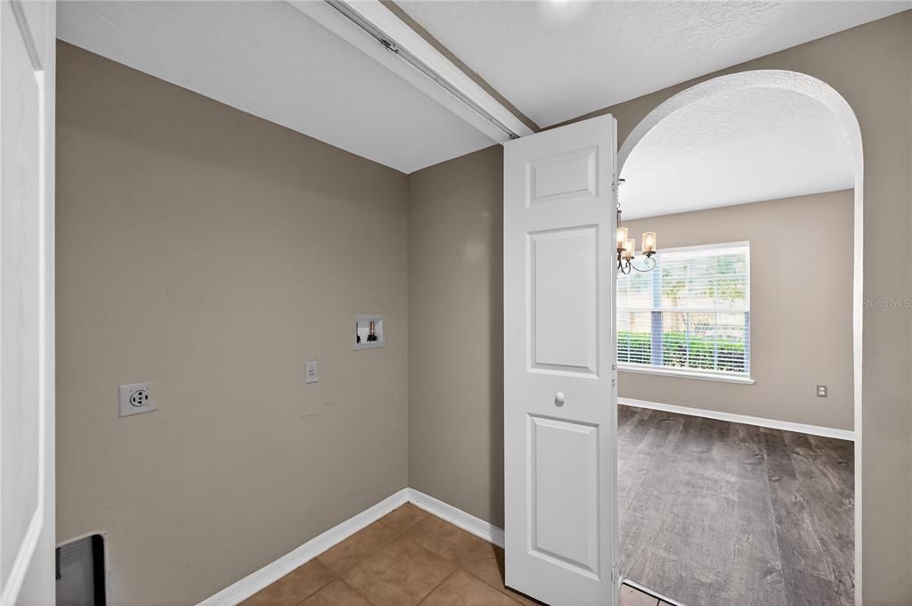 Activo con contrato: $344,900 (4 camas, 2 baños, 2512 Pies cuadrados)