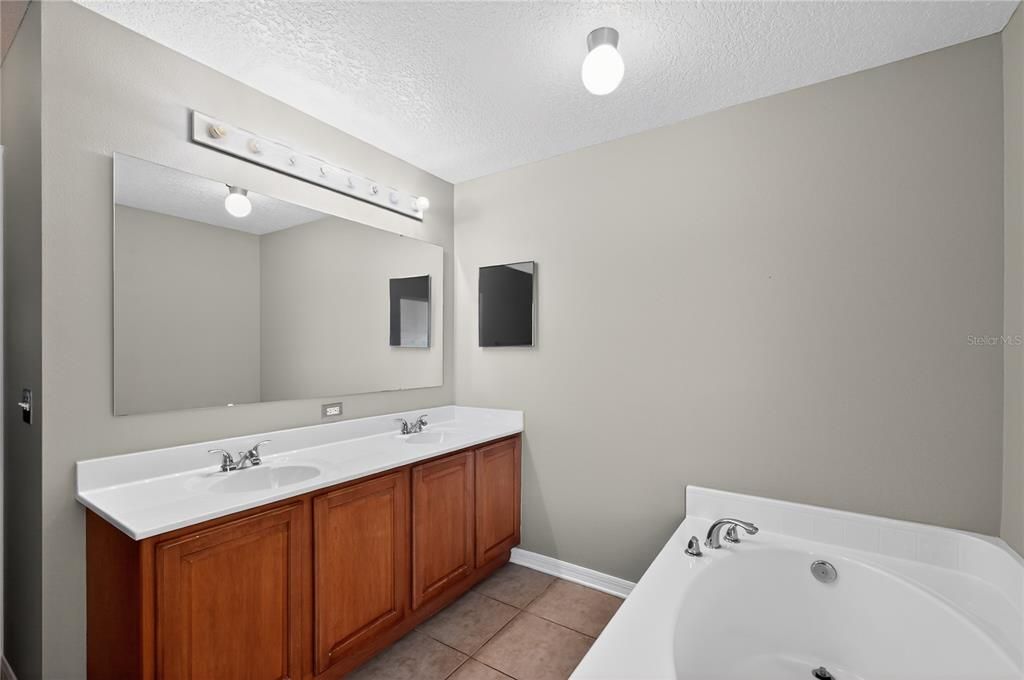 Activo con contrato: $344,900 (4 camas, 2 baños, 2512 Pies cuadrados)