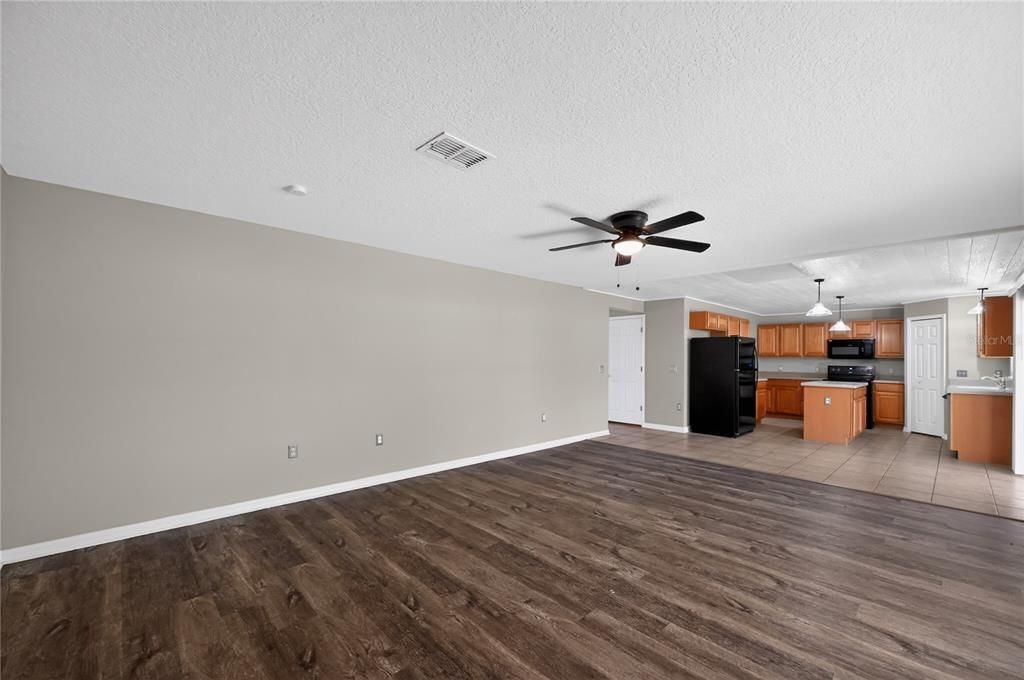 Activo con contrato: $344,900 (4 camas, 2 baños, 2512 Pies cuadrados)