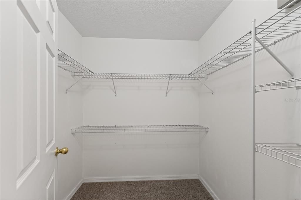 Activo con contrato: $344,900 (4 camas, 2 baños, 2512 Pies cuadrados)