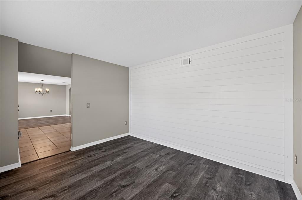 Activo con contrato: $344,900 (4 camas, 2 baños, 2512 Pies cuadrados)