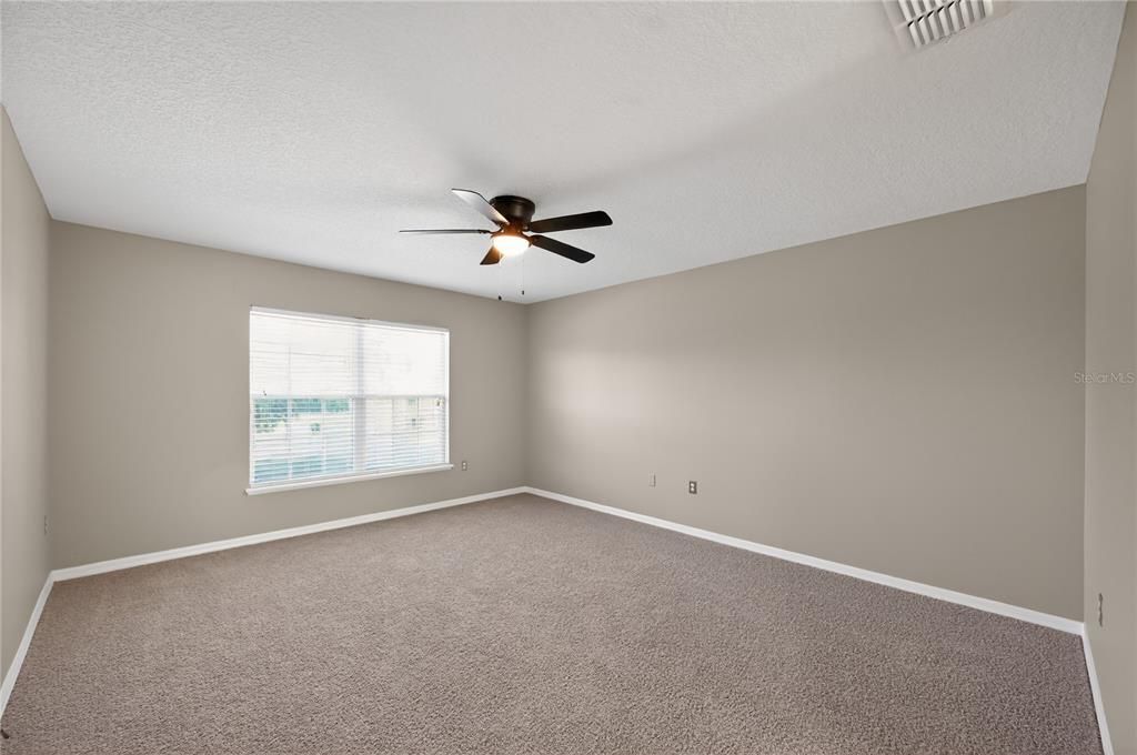 Activo con contrato: $344,900 (4 camas, 2 baños, 2512 Pies cuadrados)