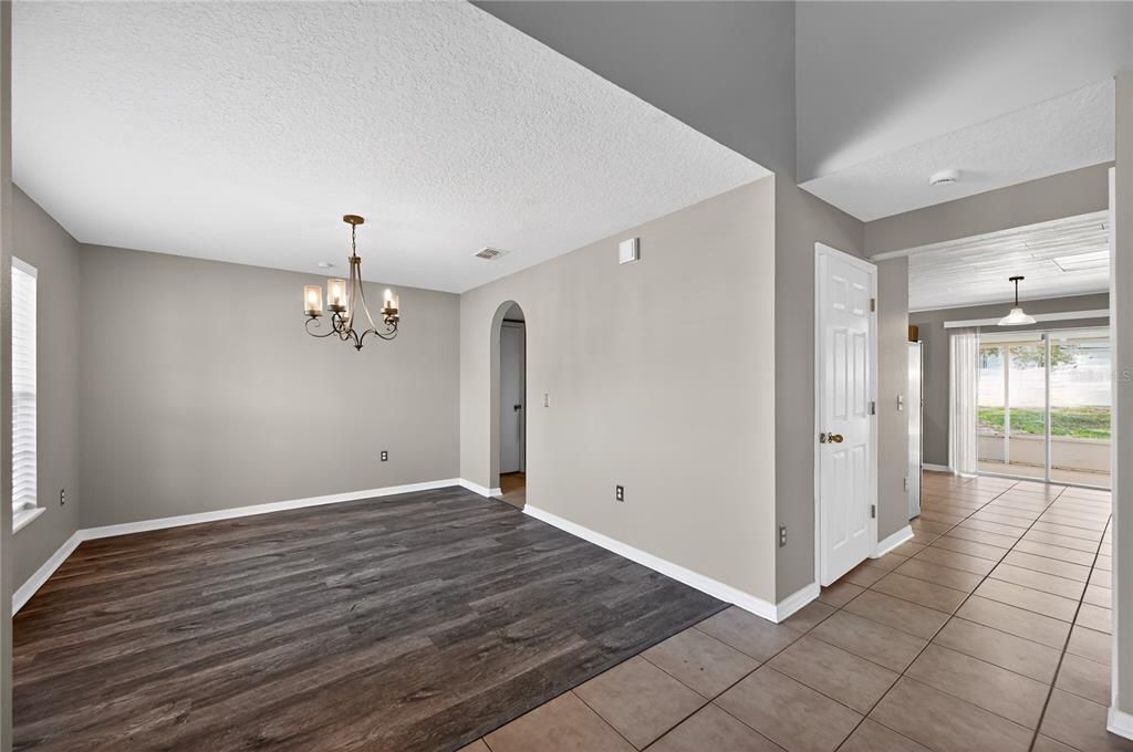 Activo con contrato: $344,900 (4 camas, 2 baños, 2512 Pies cuadrados)