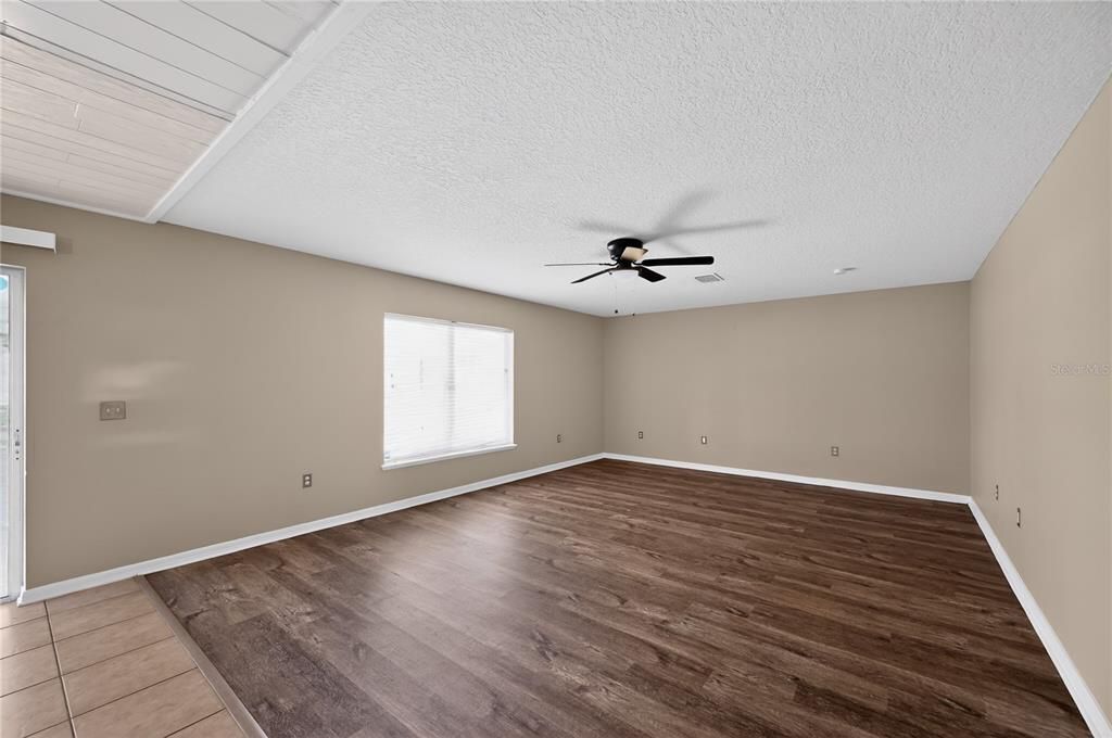 Activo con contrato: $344,900 (4 camas, 2 baños, 2512 Pies cuadrados)