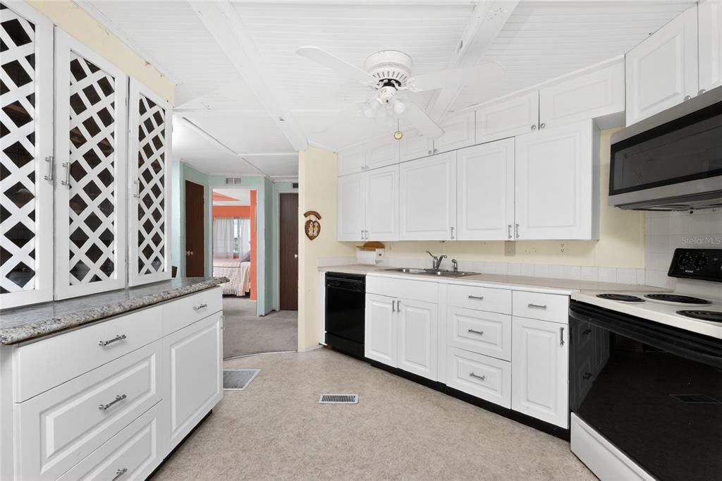 For Sale: $214,900 (2 beds, 2 baths, 768 Square Feet)