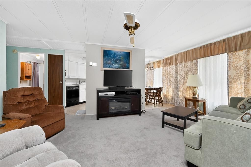 For Sale: $214,900 (2 beds, 2 baths, 768 Square Feet)