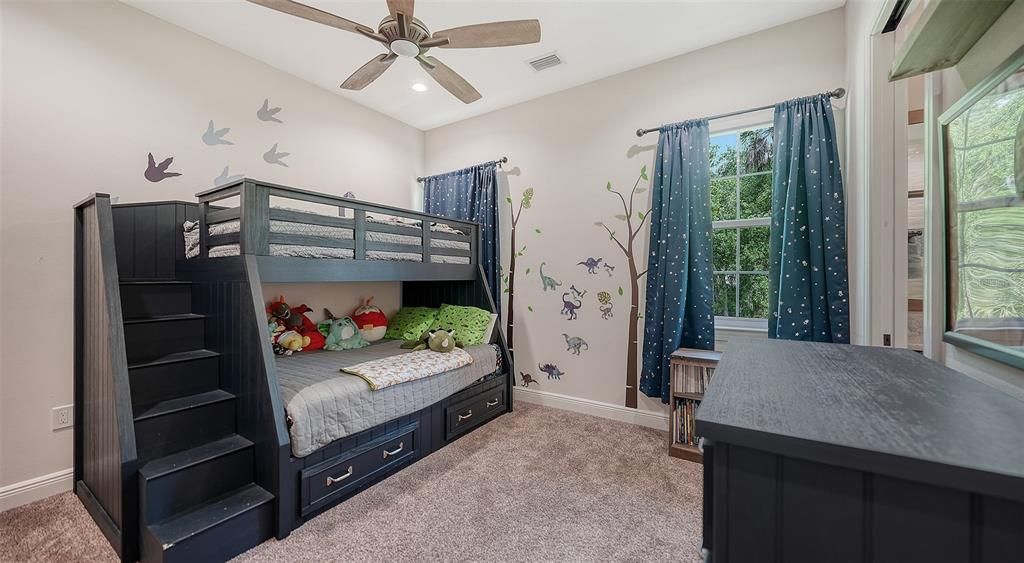 Active With Contract: $2,899,500 (5 beds, 4 baths, 4267 Square Feet)