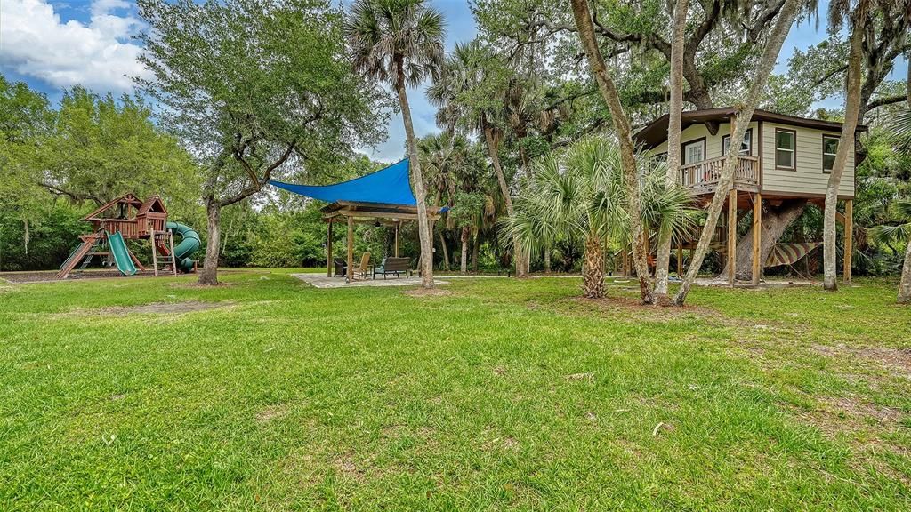 Active With Contract: $2,899,500 (5 beds, 4 baths, 4267 Square Feet)