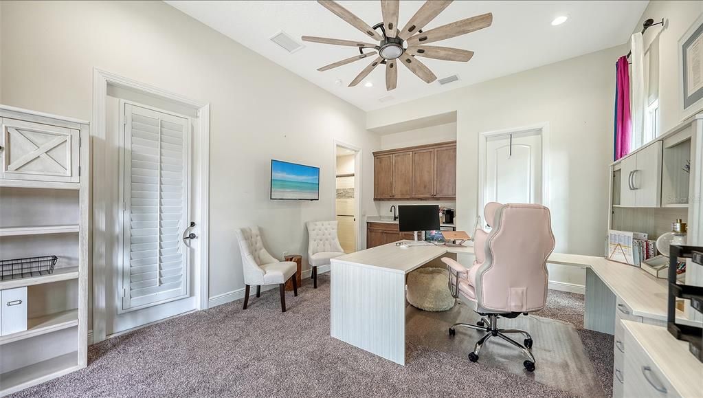 Active With Contract: $2,899,500 (5 beds, 4 baths, 4267 Square Feet)