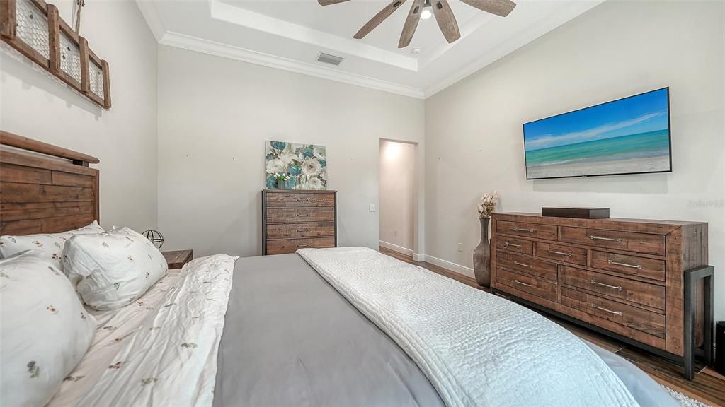 Active With Contract: $2,899,500 (5 beds, 4 baths, 4267 Square Feet)