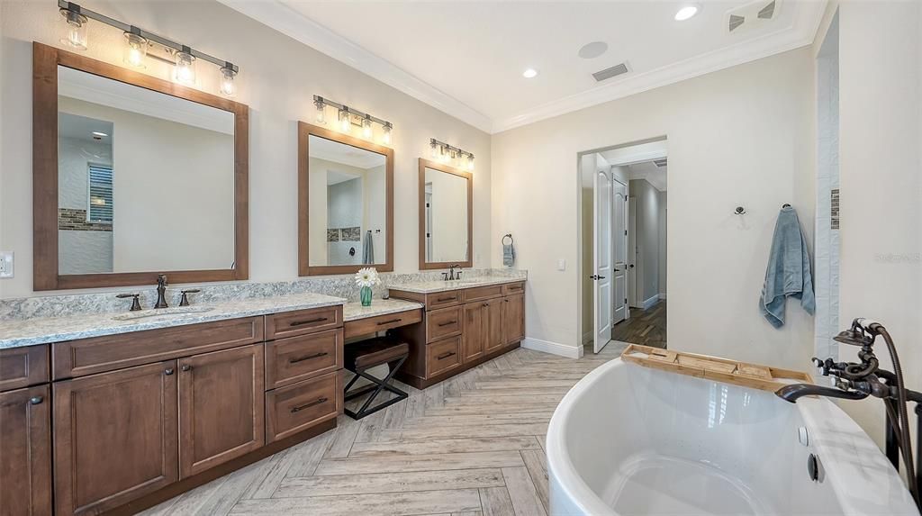 Active With Contract: $2,899,500 (5 beds, 4 baths, 4267 Square Feet)
