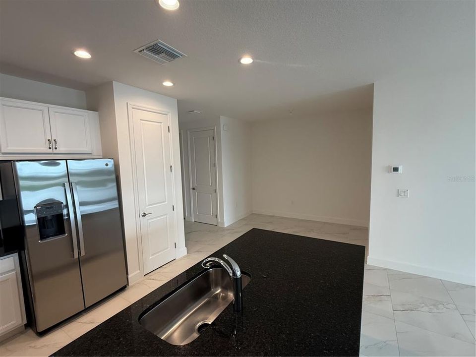 For Rent: $2,500 (2 beds, 2 baths, 1293 Square Feet)