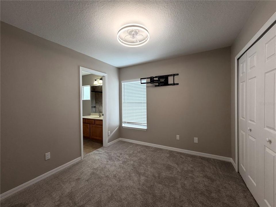 For Sale: $550,000 (6 beds, 5 baths, 3505 Square Feet)
