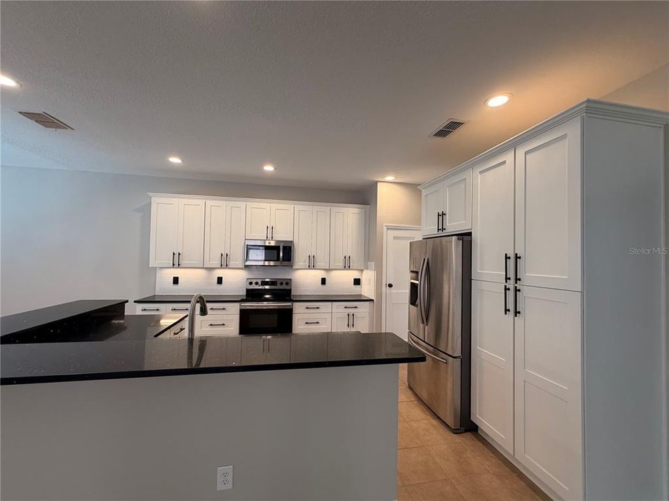 For Sale: $550,000 (6 beds, 5 baths, 3505 Square Feet)