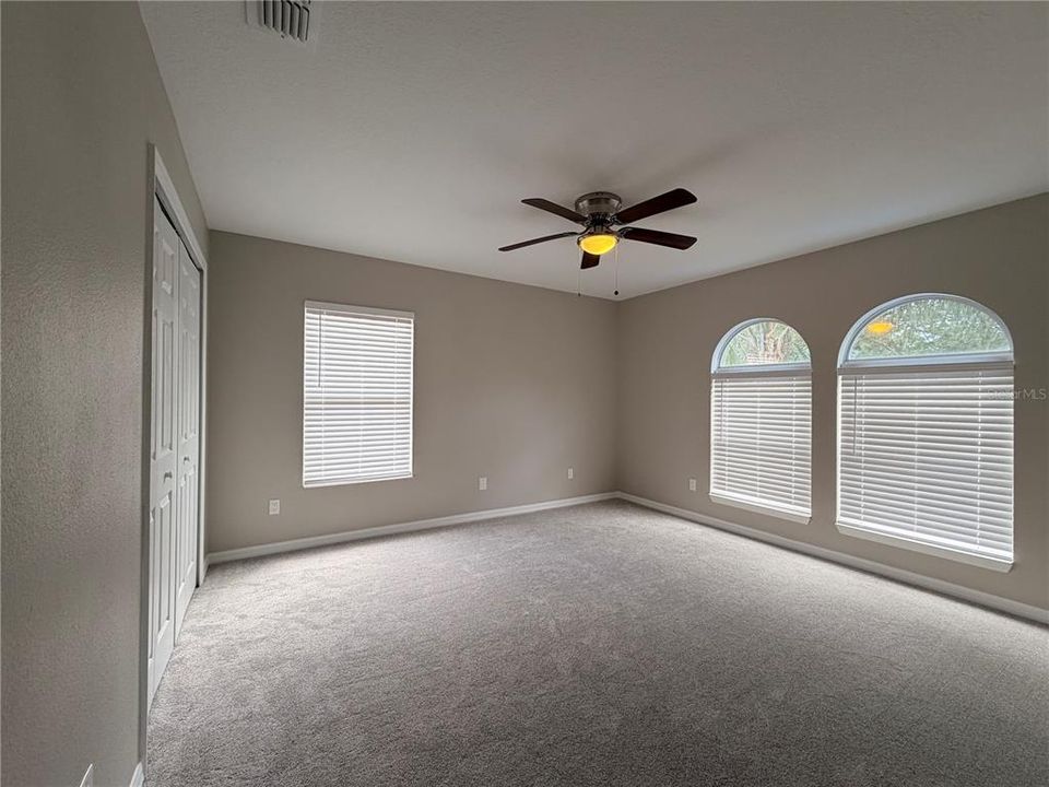 For Sale: $550,000 (6 beds, 5 baths, 3505 Square Feet)