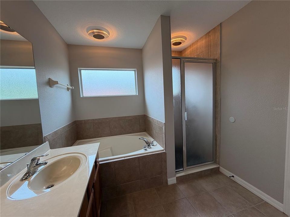 For Sale: $550,000 (6 beds, 5 baths, 3505 Square Feet)