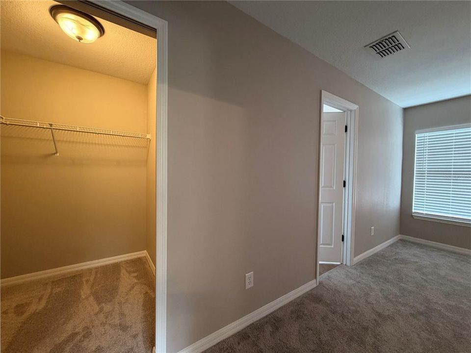 For Sale: $550,000 (6 beds, 5 baths, 3505 Square Feet)