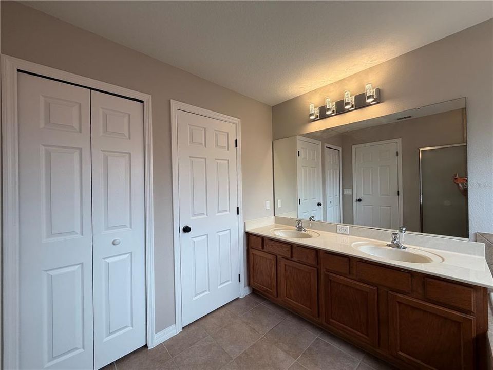 For Sale: $550,000 (6 beds, 5 baths, 3505 Square Feet)