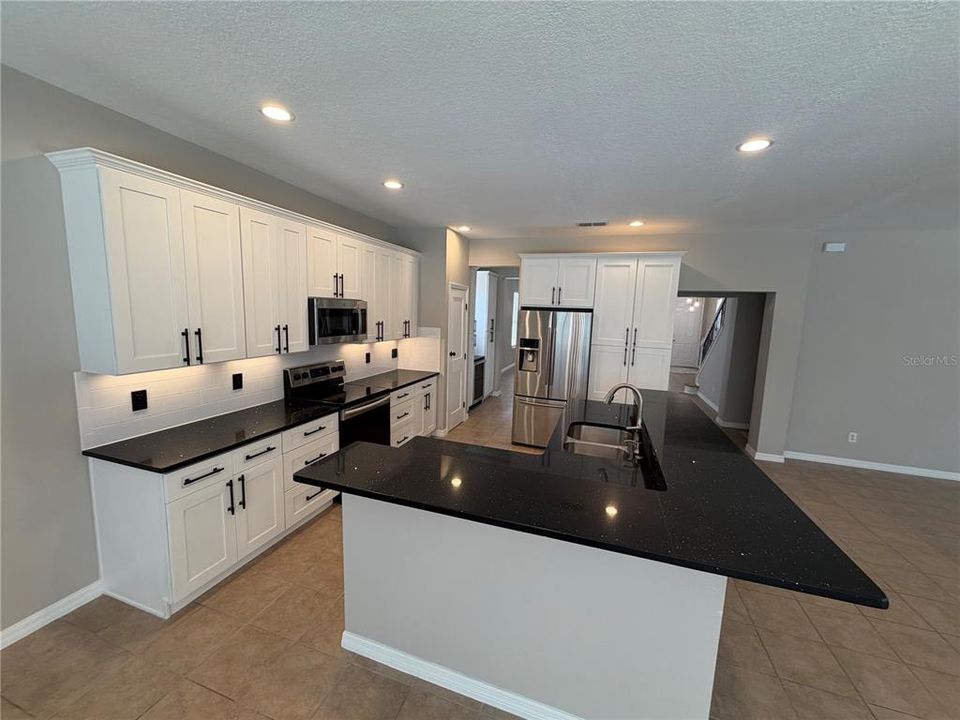 For Sale: $550,000 (6 beds, 5 baths, 3505 Square Feet)