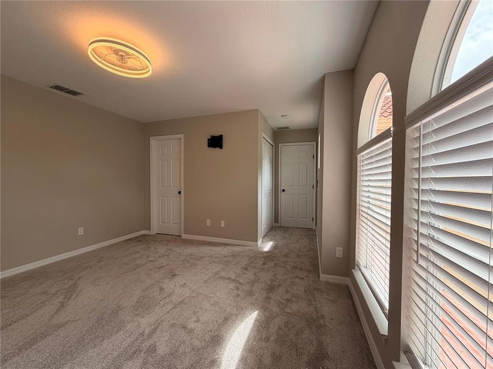 For Sale: $550,000 (6 beds, 5 baths, 3505 Square Feet)