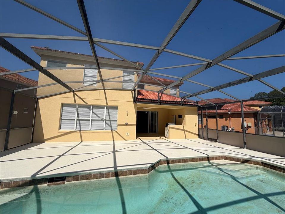 For Sale: $550,000 (6 beds, 5 baths, 3505 Square Feet)