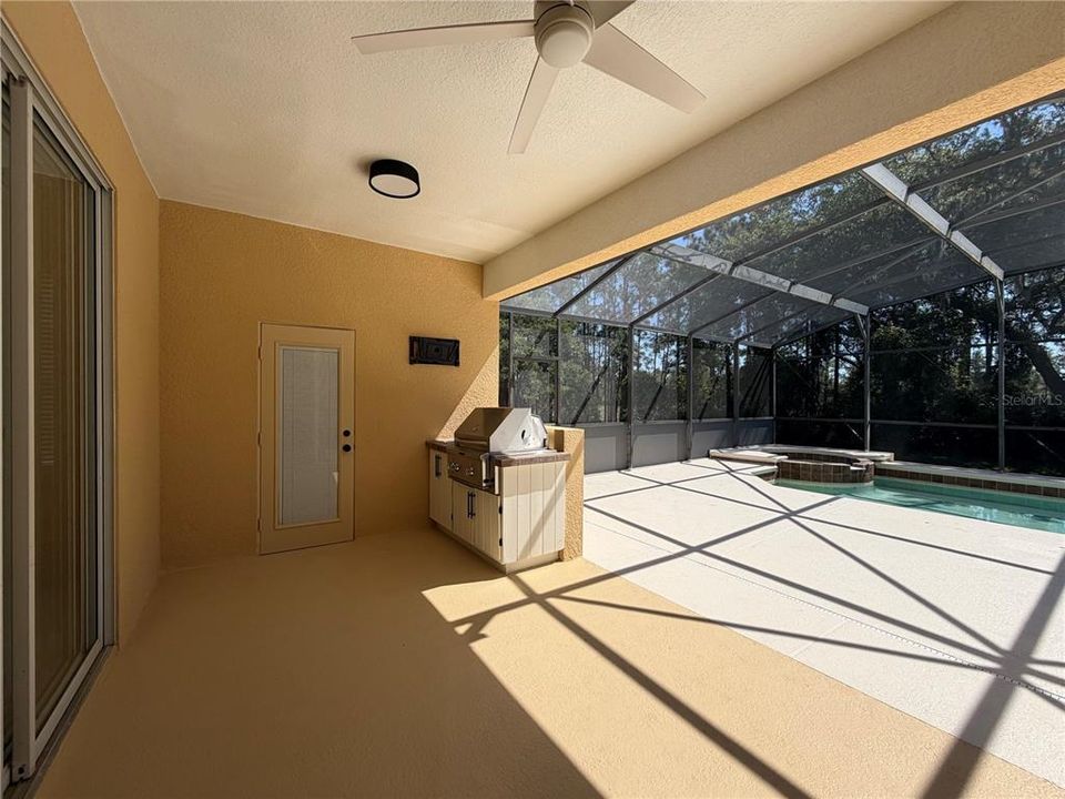 For Sale: $550,000 (6 beds, 5 baths, 3505 Square Feet)