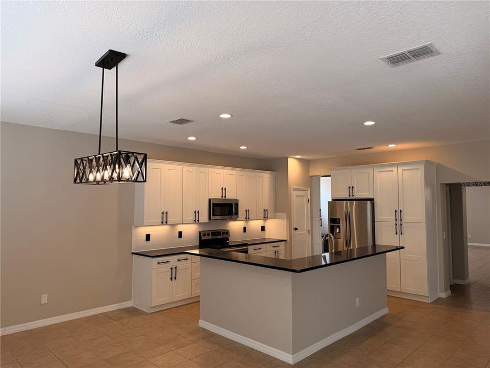 For Sale: $550,000 (6 beds, 5 baths, 3505 Square Feet)