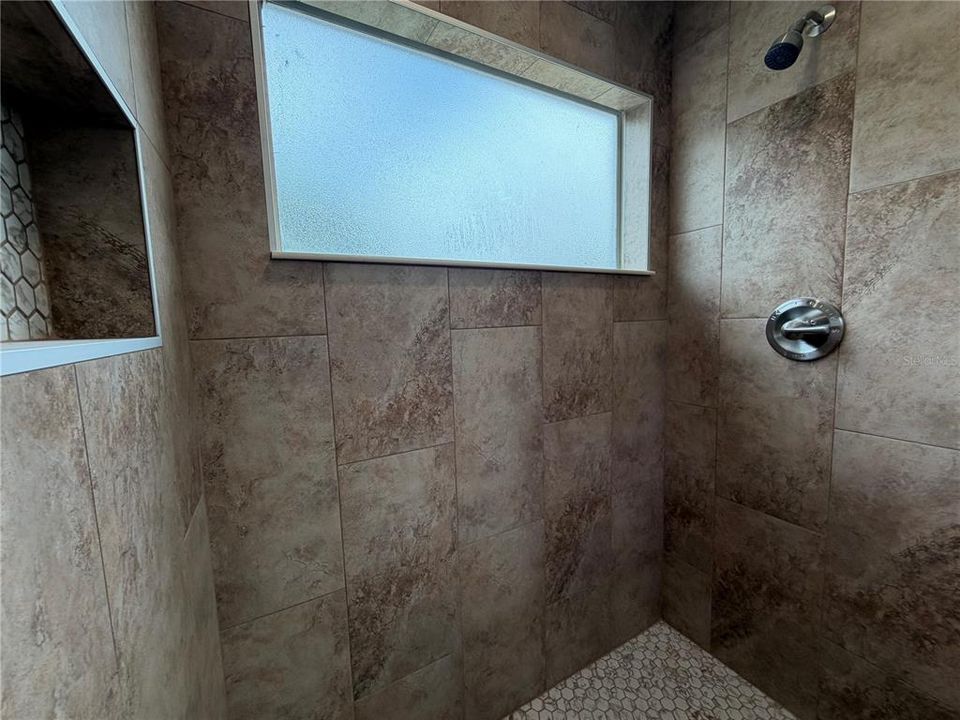 For Sale: $550,000 (6 beds, 5 baths, 3505 Square Feet)
